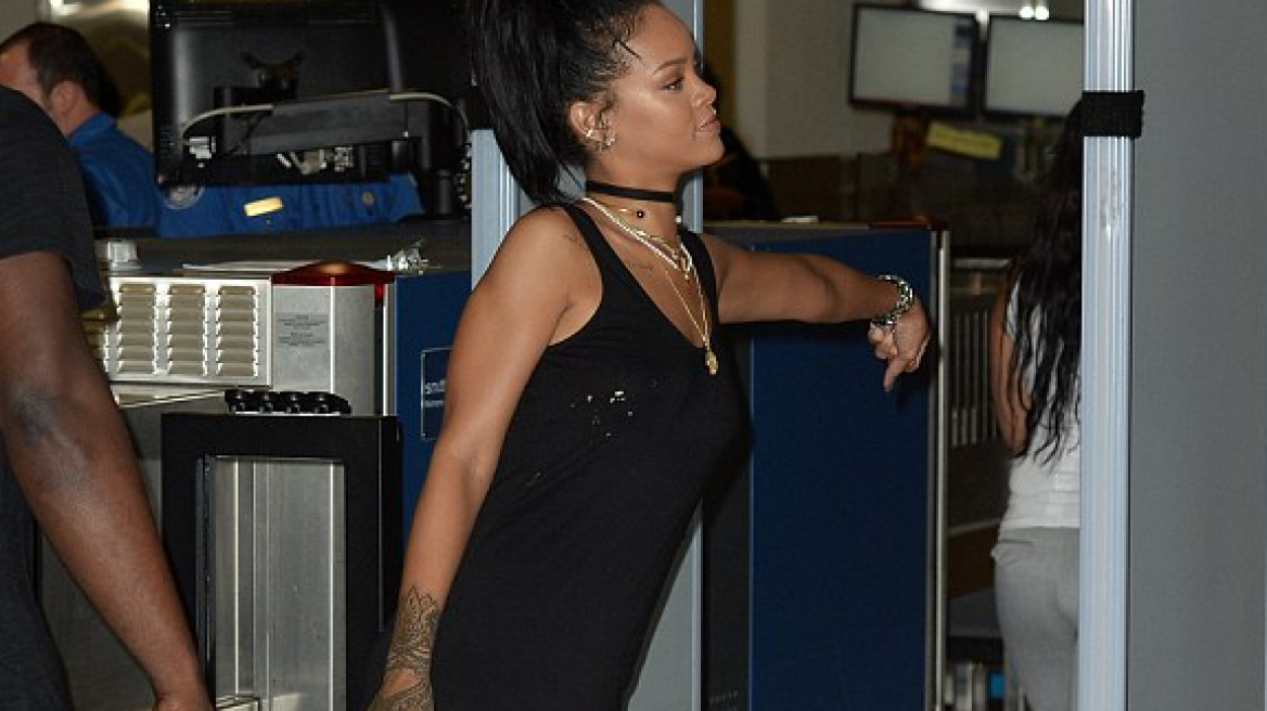 Rihanna: Μέχρι και τα παπούτσια την έβαλαν να βγάλει στο αεροδρόμιο του Μαΐάμι!